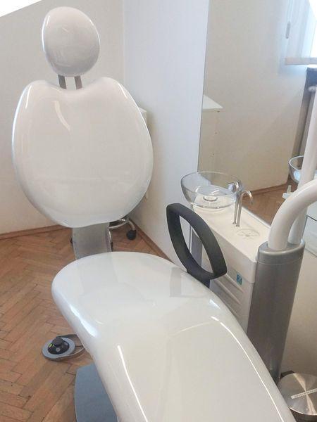 biały fotel dentystyczny